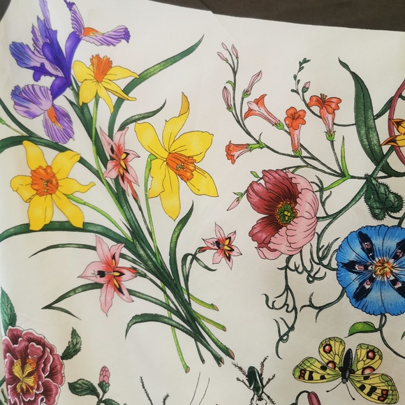 Authentic Gucci Vittorio Accornero Floral Scarf - 32" x 32" Orchid 100% Silk - Picture 7 of 15